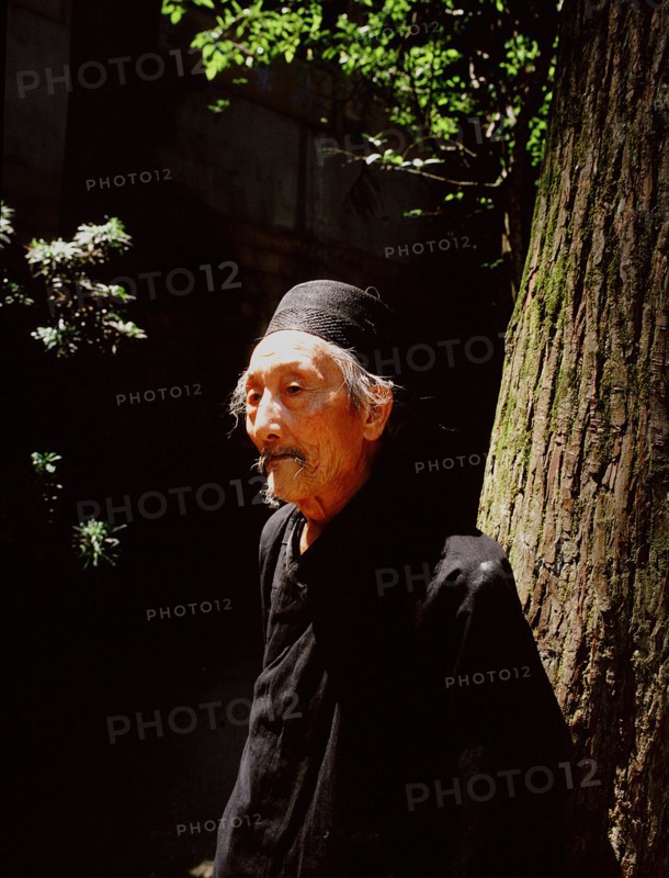 Taoist priest at the Shangqin Gong temple at the top of Qingcheng (Green City) Mountain