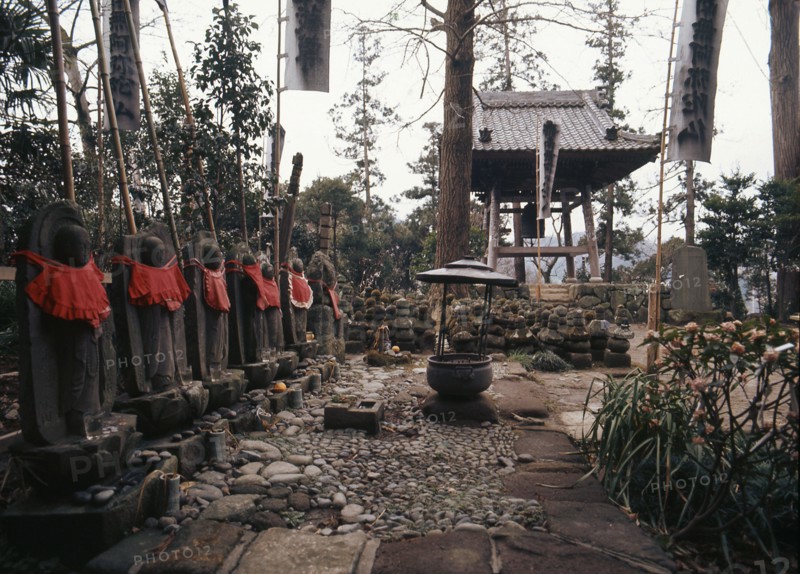 Sugimoto-dera, built by Abbot Gyoki in the 8th Century and said to be the oldest temple at Kamakura