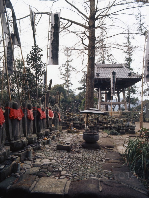 Sugimoto-dera, built by Abbot Gyoki in the 8th Century and said to be the oldest temple at Kamakura