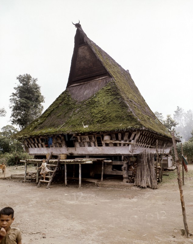 The three-level structure of Karo Batak houses corresponds to ideas of the cosmos