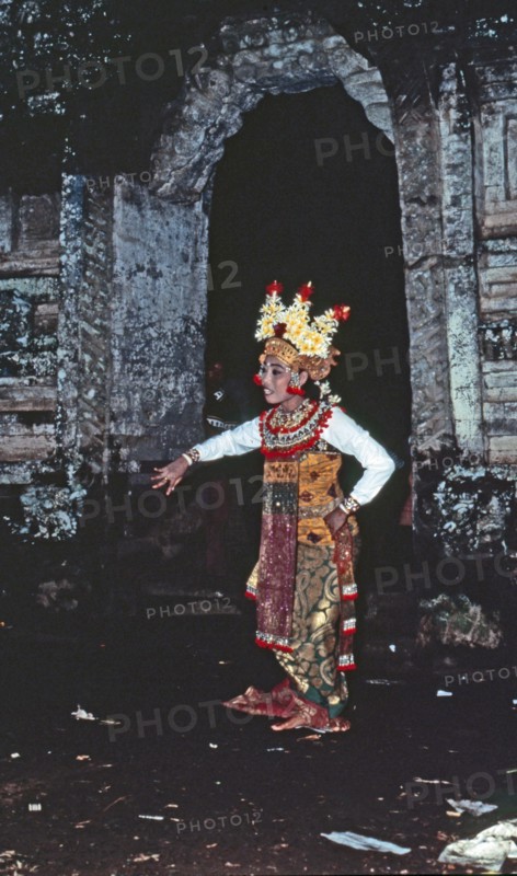 A dance of heavenly nymphs preceding the appearance of Rangda and Barong