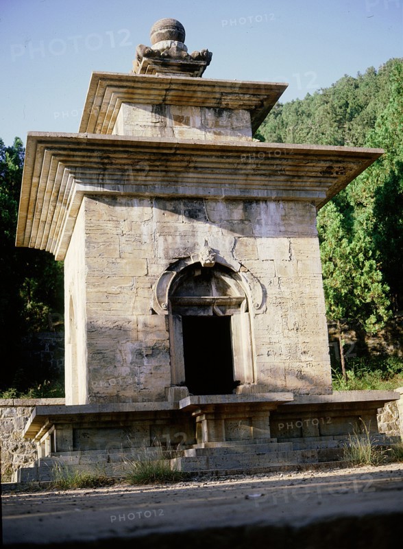 The Lingyansi (Magic Cliff) Temple, founded by the monk Fa Ding in AD 520