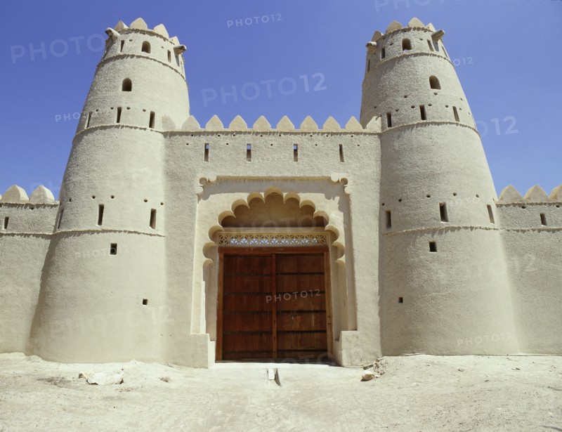 Main entrance , al-'Ain fort, flanked by two towers