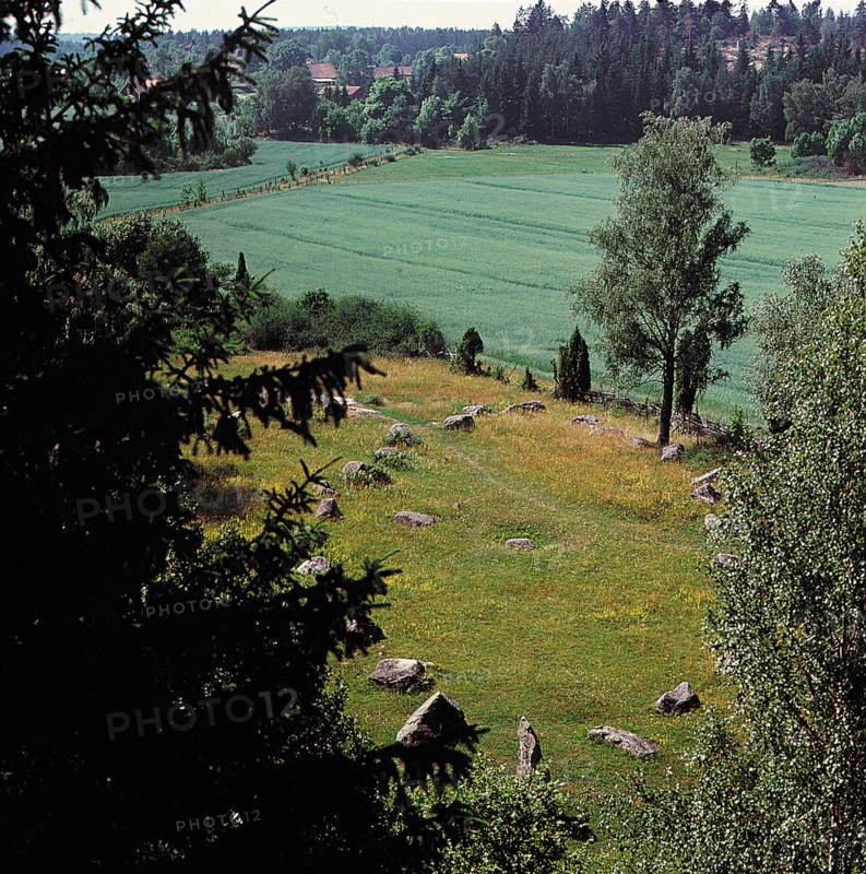 Burial site with outline of a ship in stones