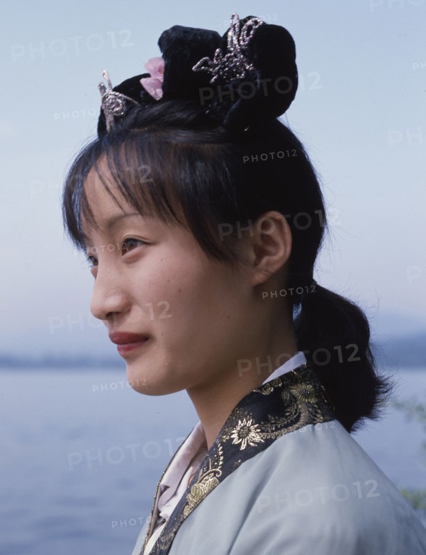 A Tsahang Ca Hung (Colourful Cloud Hostess) at the teahouse in Ruan Yuans Mound