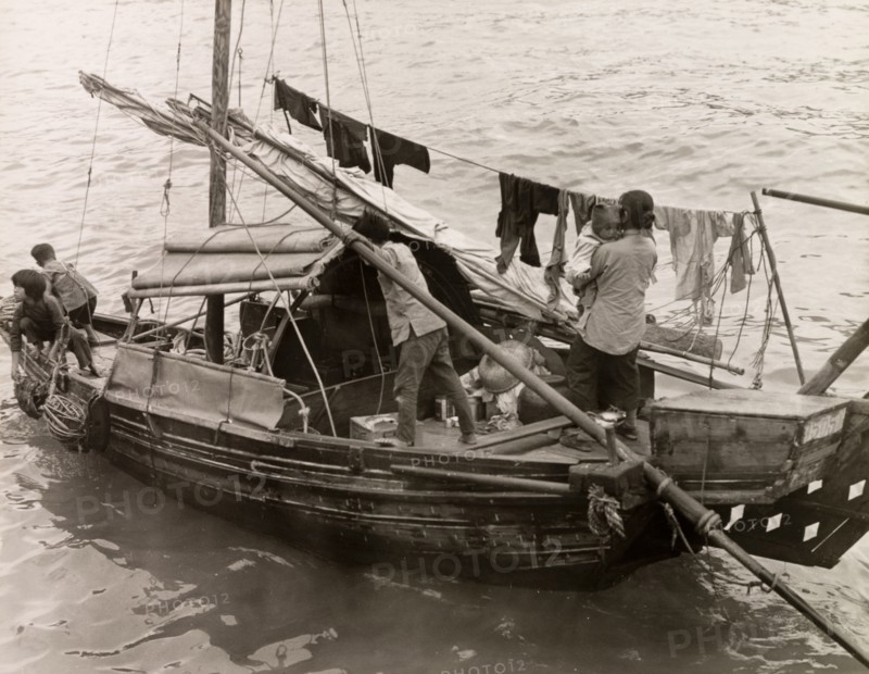 A Chinese family afloat
