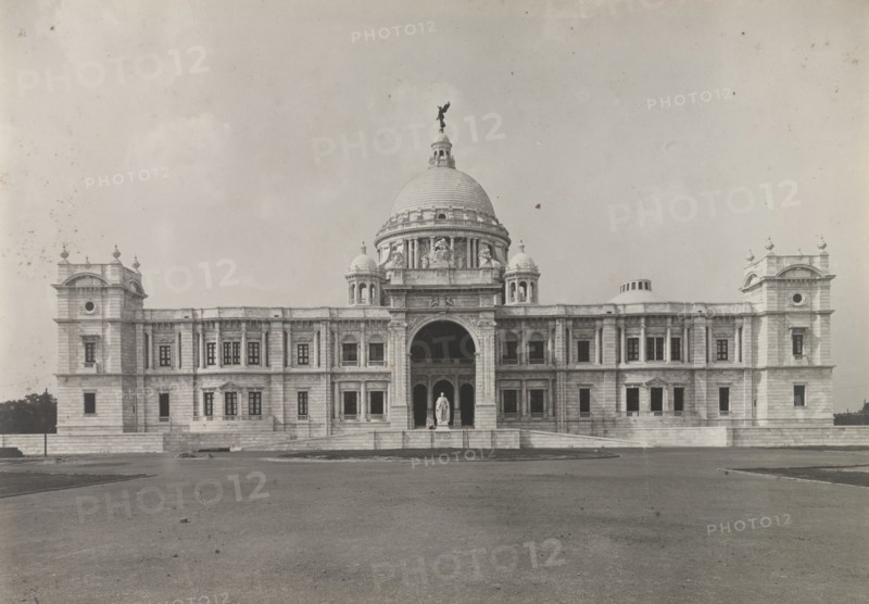 Rear elevation of the Victoria Memorial and Lord Curzon's statue