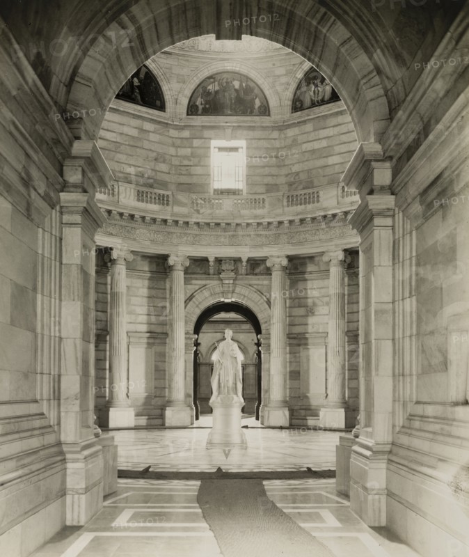 Queen Victoria Statue inside Victoria Memorial