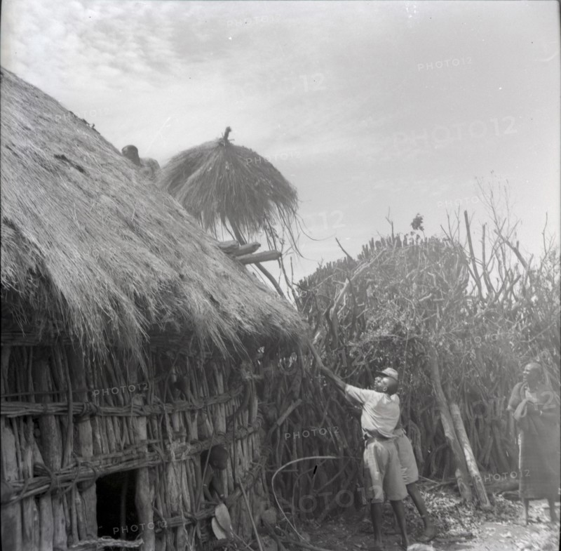 Isubo: Roof of small house being thrown up