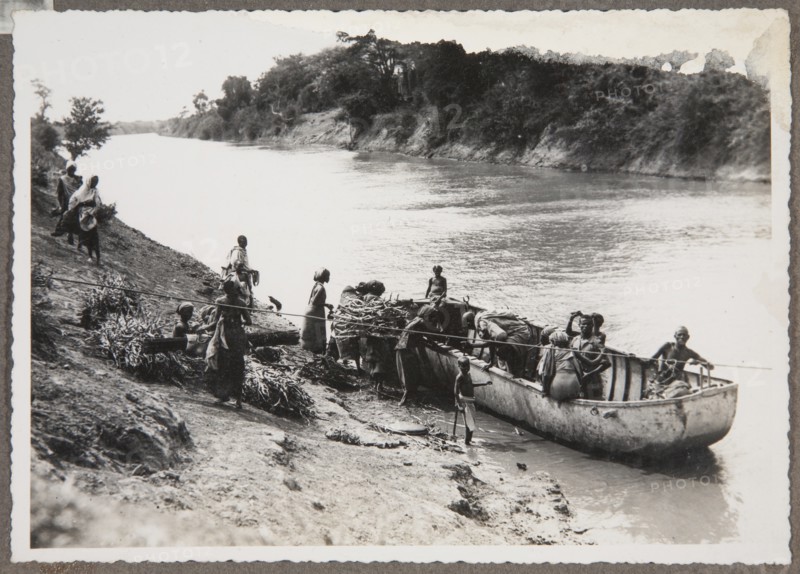 Loading a canoe on the Shebelle River
