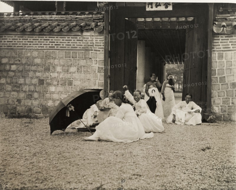 Korean women in traditional 'hanbok' dress