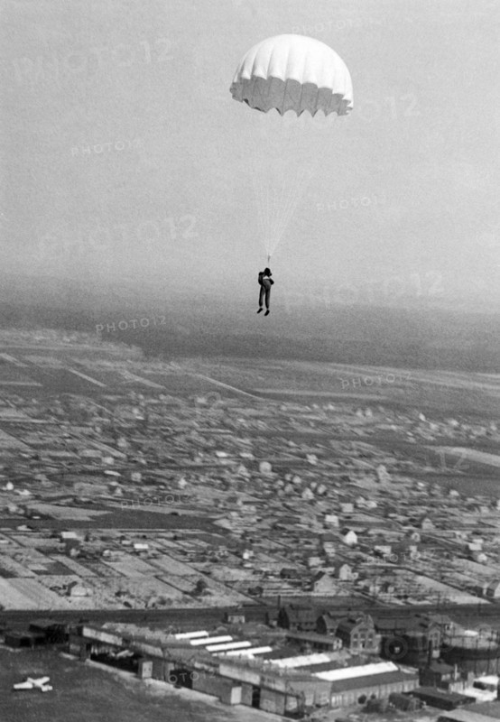 Willi Ruge Parachute Photos