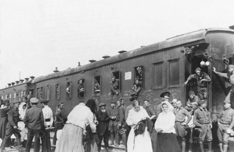 Last Americans Leave Russia