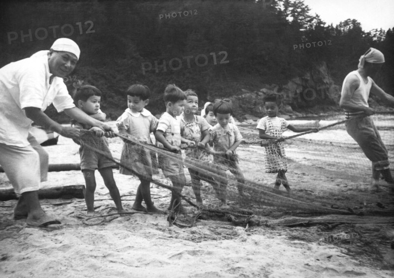 Japanese Children Help Fish