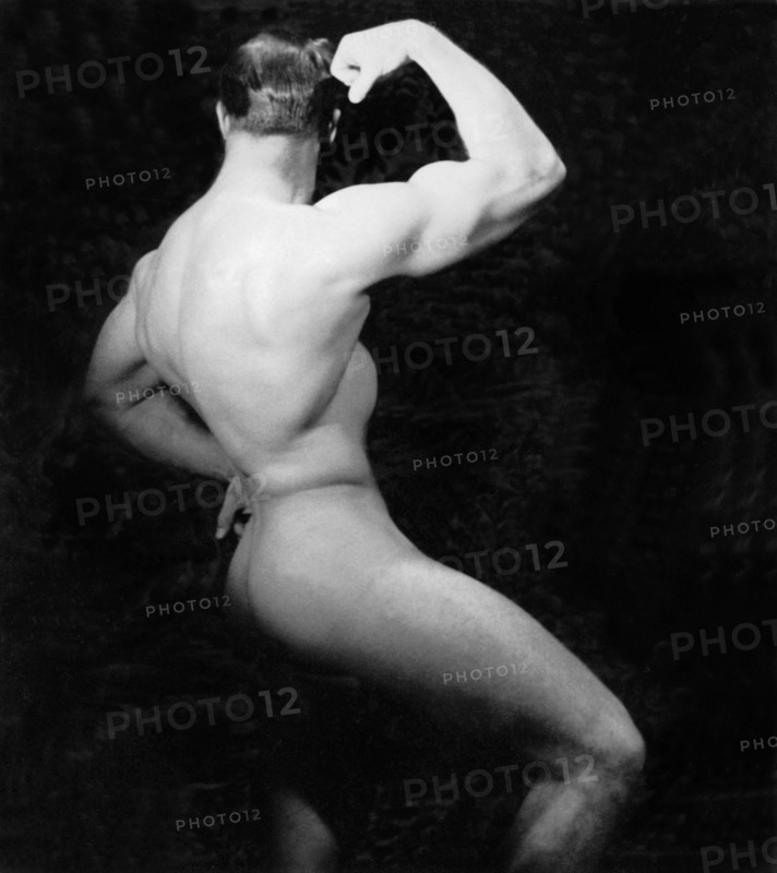Nude Bodybuilder Side View