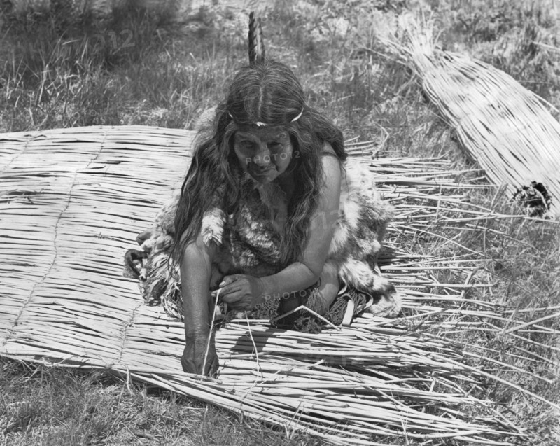 Weaving Tules Into Walls