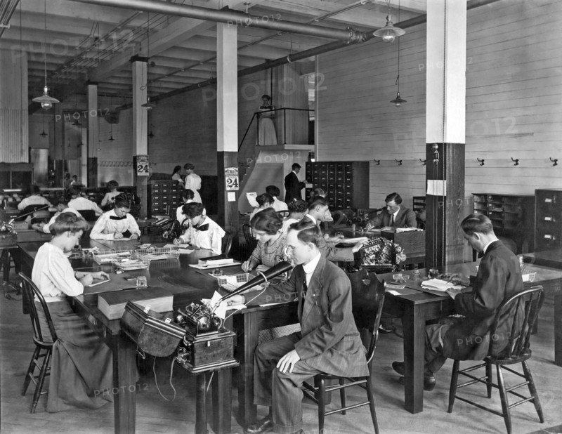 1905 Busy Office Scene