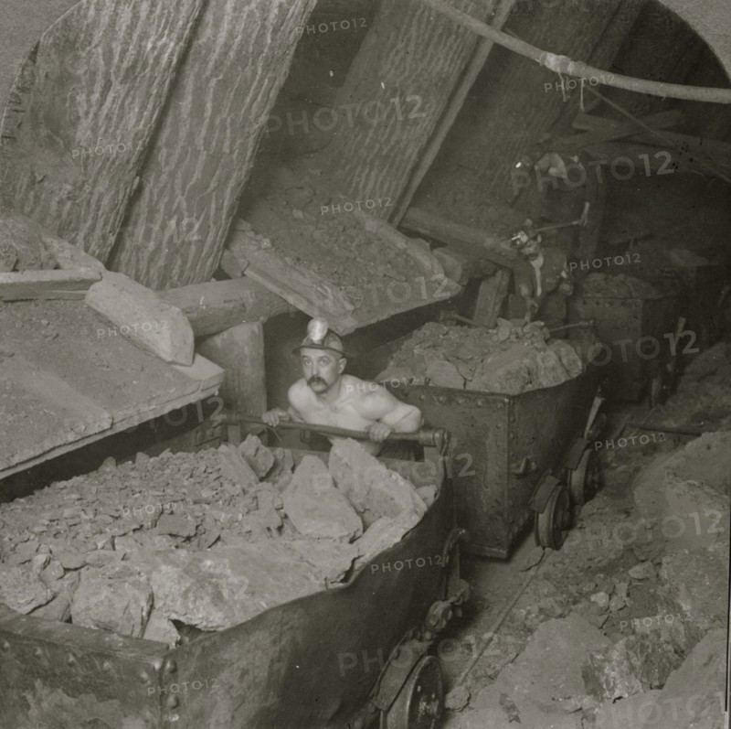 A mile underground--loading and handling cars with copper ore, Calumet-Hecla Mines, Calumet, Mich. 1916