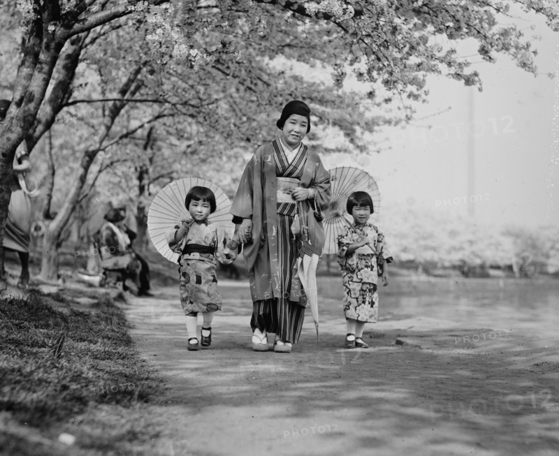 Madam Hiroshi Kawamura & children 1924