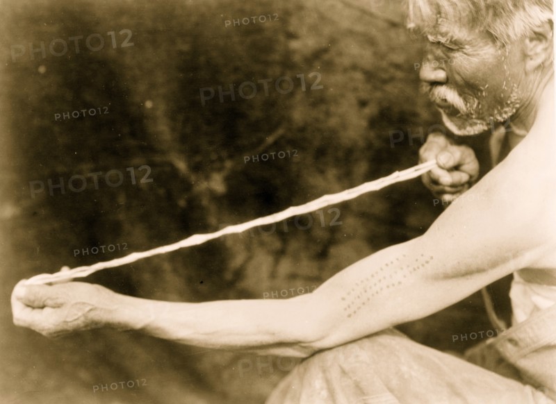 Measuring shell money 1923
