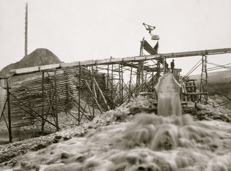 Washing gold 1916