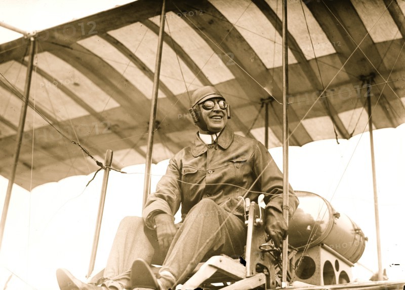 Harmon in aeroplane