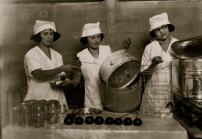 A "Demonstration team" for Canning food 1921