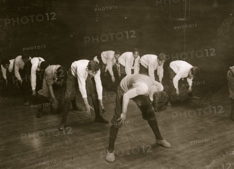 A game in the gymnasium. Henry St. Settlement, New York City.  1910