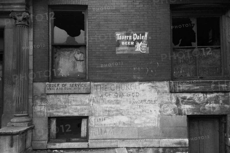 Abandoned building, South Side of Chicago, Illinois 1941