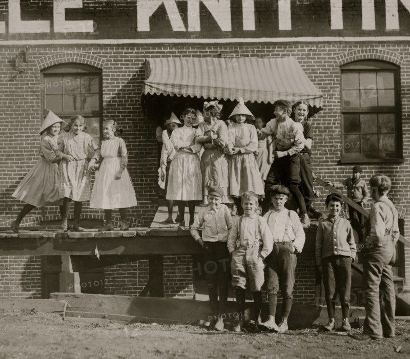 All are workers in Knoxville Knitting Works. Smallest boy "ravels," smallest girl is a steady worker. 1910