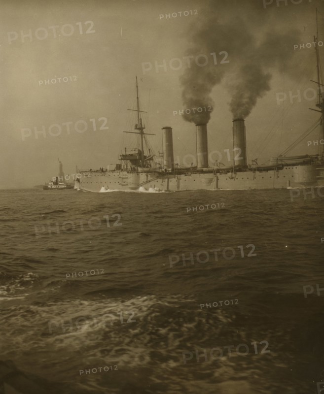 An American cruiser arrives in New York 1905