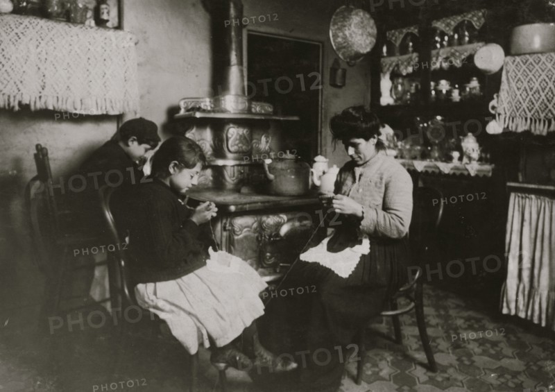 Antoinette Fazzino, ten years old, makes Irish lace for collars and waists, after school.  1912