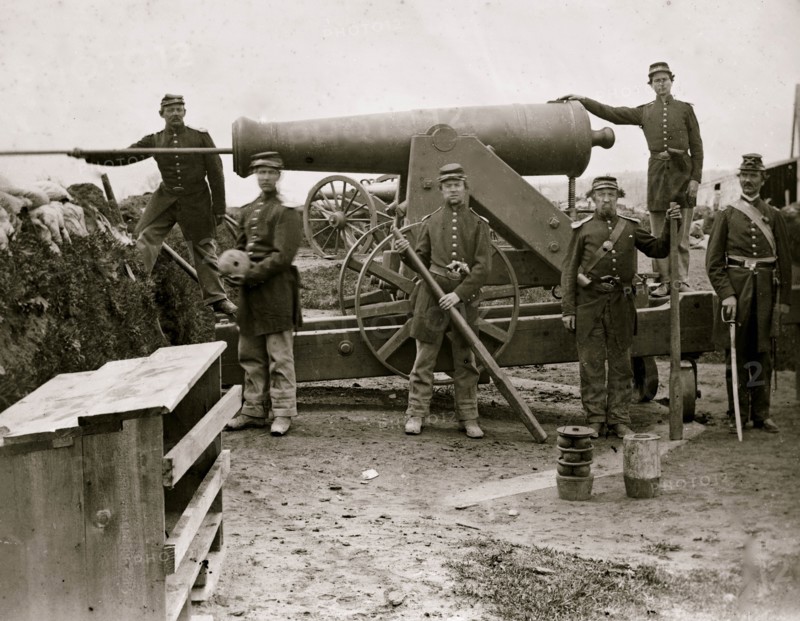 Arlington, Virginia. Soldiers of 4th New York heavy Artillery loading 24-pdr. siege gun on wooden barbette  1862