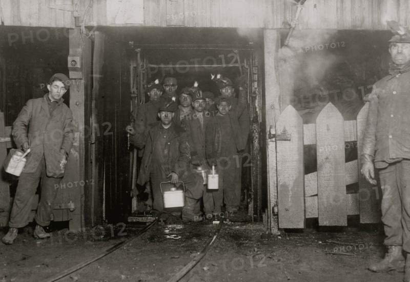 At the close of the day. Waiting for the cage to go up. Pennsylvania Coal Co.,.  1908