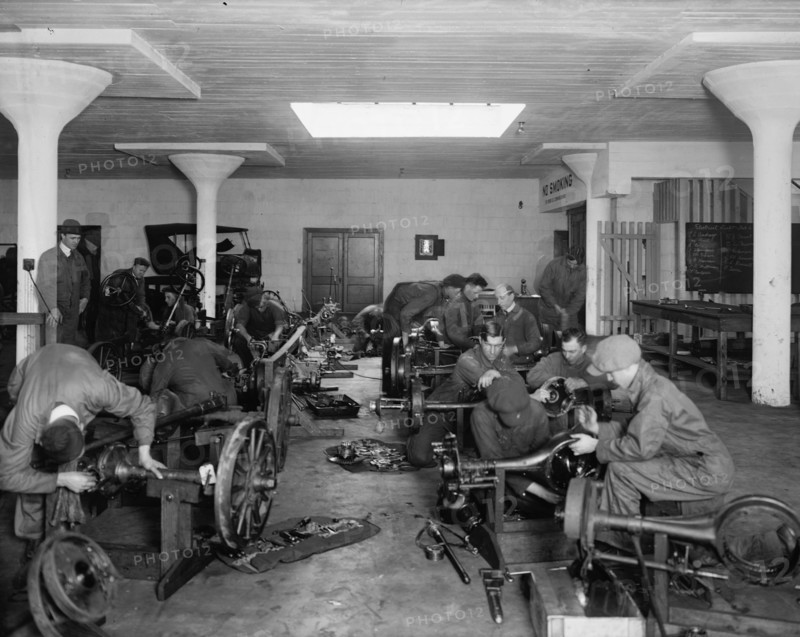 Auto school to train mechanics 1921