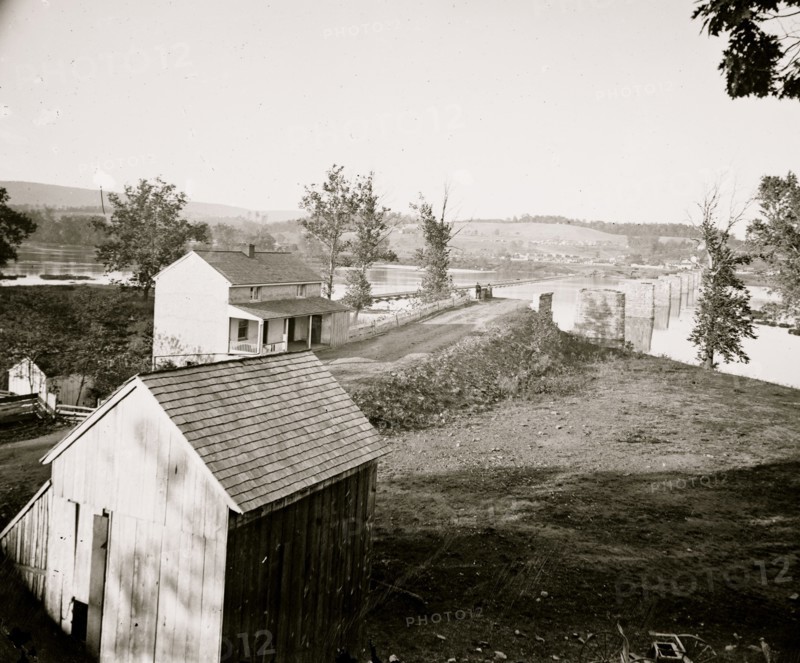 Berlin (now Brunswick), Md. Pontoon bridge and ruins of the stone bridge 1863