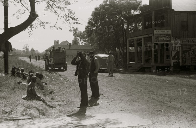 Black section of town, Saturday afternoon, Belzoni, Mississippi 1939