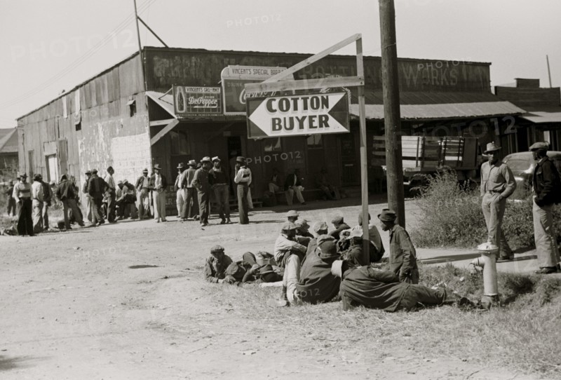 Black section of town, Saturday afternoon, Belzoni, Mississippi 1939