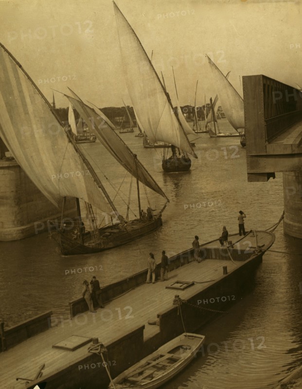 Cairo, the Great Nile Bridge opened for freight boats 1880
