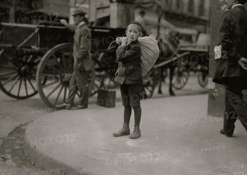 Carrying home decayed refuse from markets. 1909