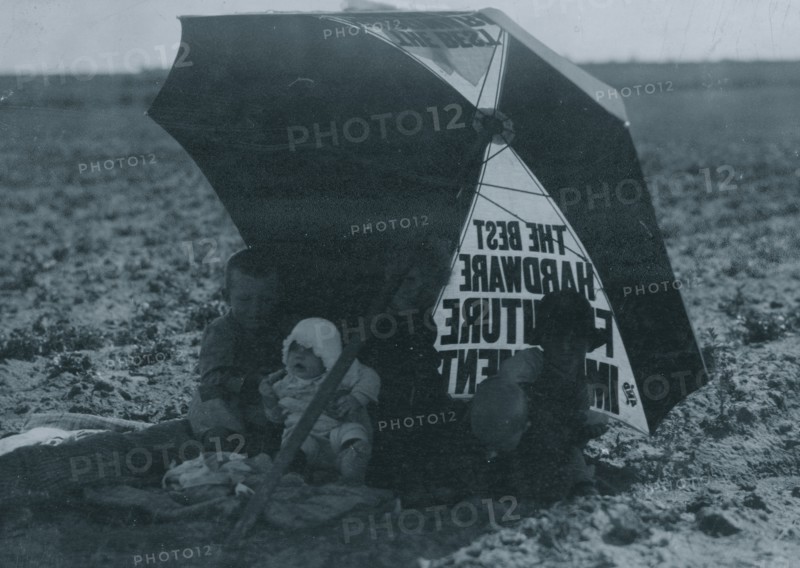 Day Nursery in the beet fields is an umbrella. 1915