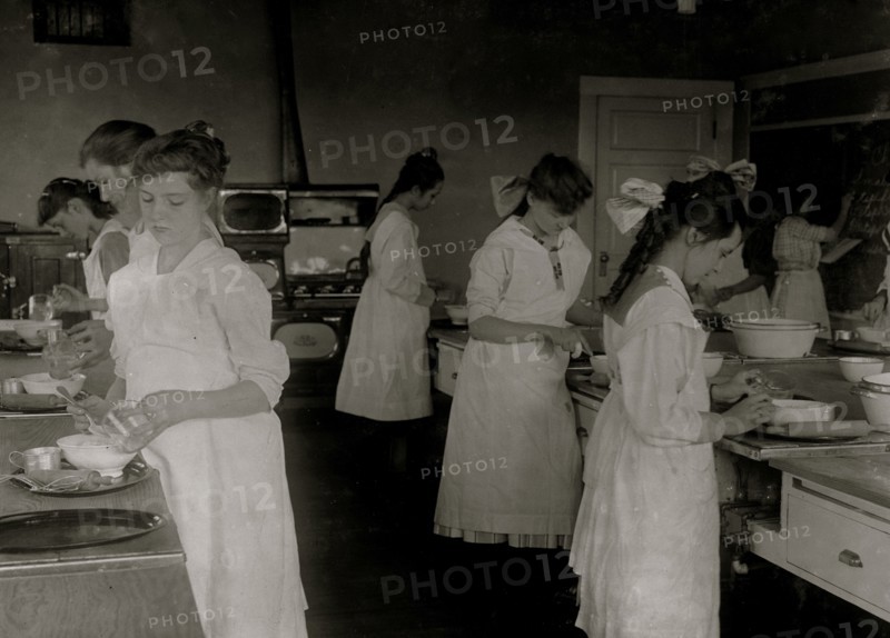 Domestic Science class in Horace Mann School.  1917