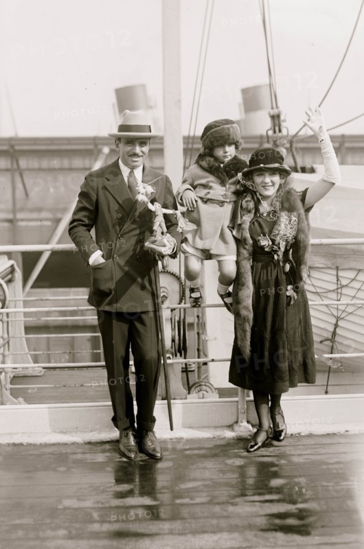 Douglas Fairbanks & Mary Pickford nown