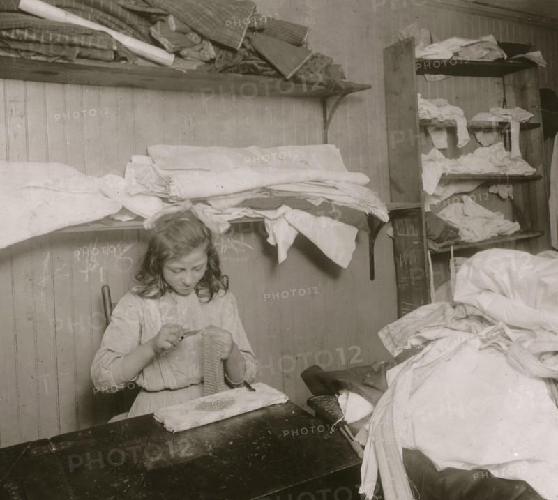 Elvira Christofano making chain-bags. 1912