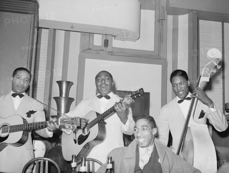 Entertainers at Black tavern. Chicago, Illinois 1941