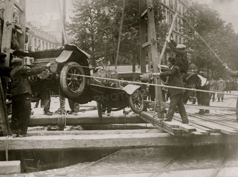 Extracting a Taxi from a sink hole in a Paris Street