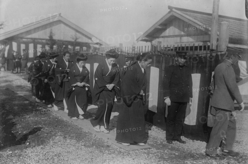 Family of Gen. Oyama at funeral