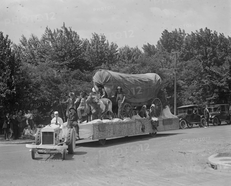 Float in the Shriner's Parade has a Conestoga Wagon with Pioneers 1923