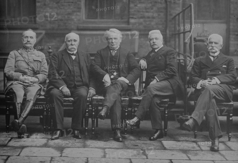 Foch, Clemenceau, Lloyd George, Orlando, Sonnino pose in world leader's conference