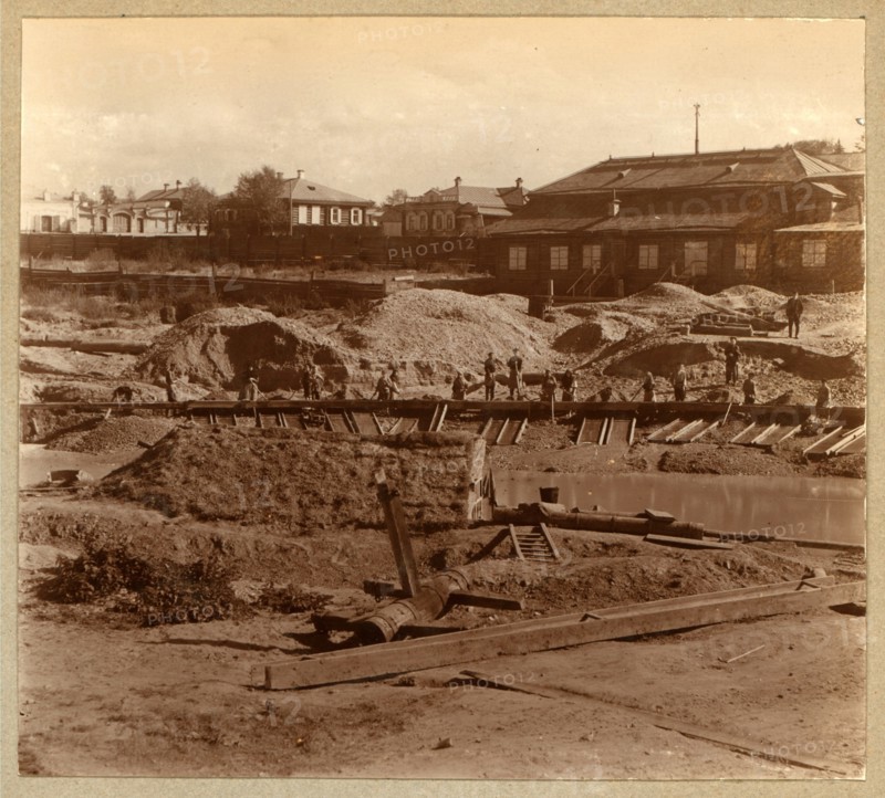 Gold-prospecting work near the Berezovskii mine. 1910